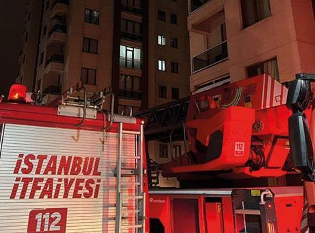 Zeytinburnu'nda Kapalı Otoparkta Yangın: 5 Araç Zarar Gördü